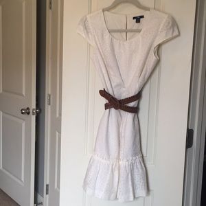 Gap white dress with ruffle hem and pockets! (XS)